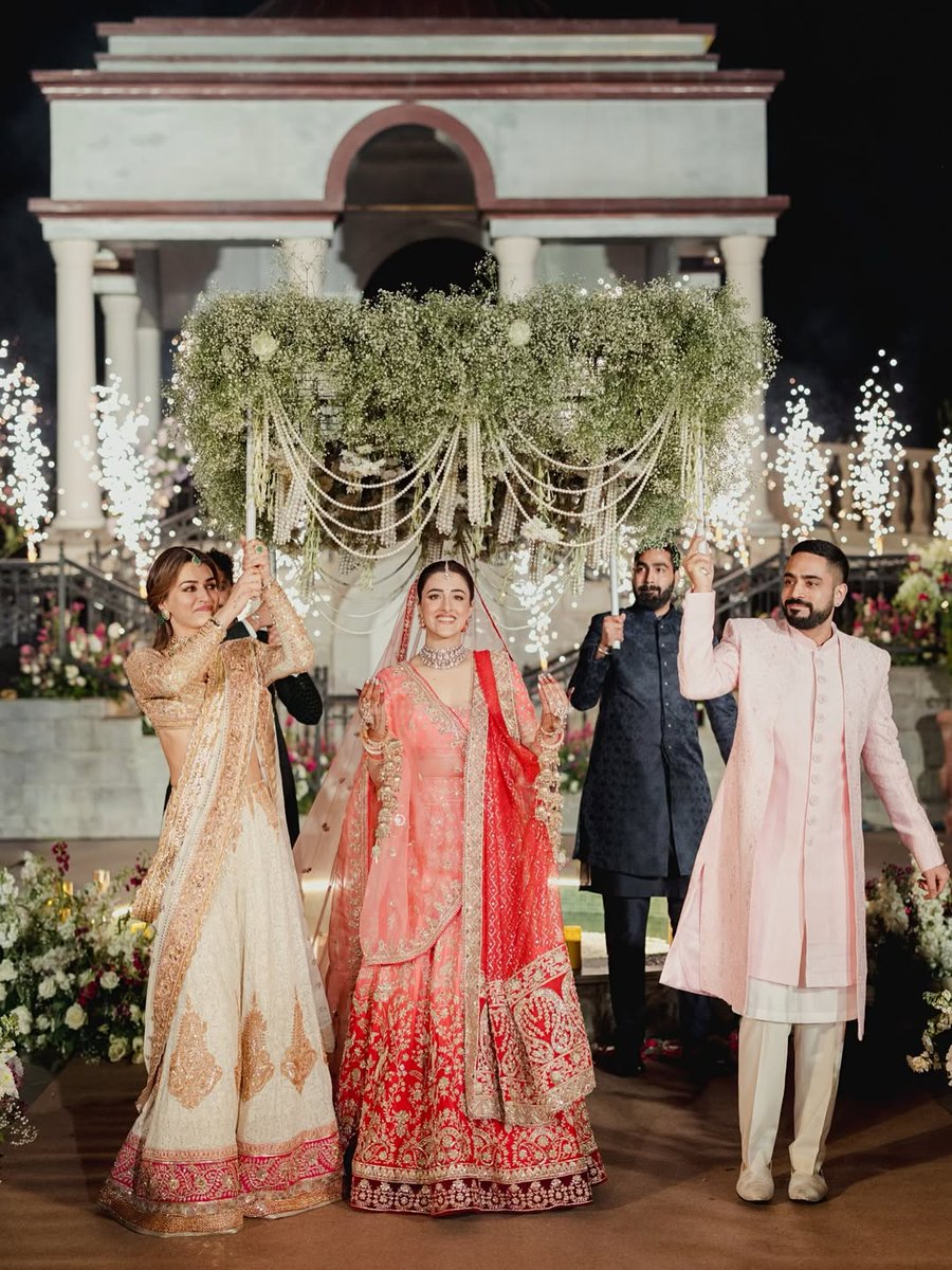 bombaytimes's tweet image. #NupurSanon and #StebinBen tie the knot in a traditional Hindu ceremony, with sister #KritiSanon by Nupur’s side as the couple begin their new journey together