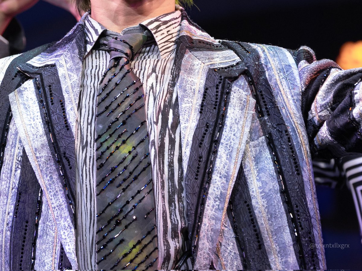 비틀쥬스 왜 줄무늬옷 입는지 궁금해서 찾아봤는데, 13세기에 기독교에서 이교도 옷과 비슷하다고 줄무늬 옷을 금지한 데에서 줄무늬=악마,죄수,아웃캐스트라는 이미지가 생김 +성경에서 두가지 재료로 직조한 옷을 입지 말라..라는 말을 대놓고 어긴 복장이라는 글을 봄

그러고보니 대사에 악마도