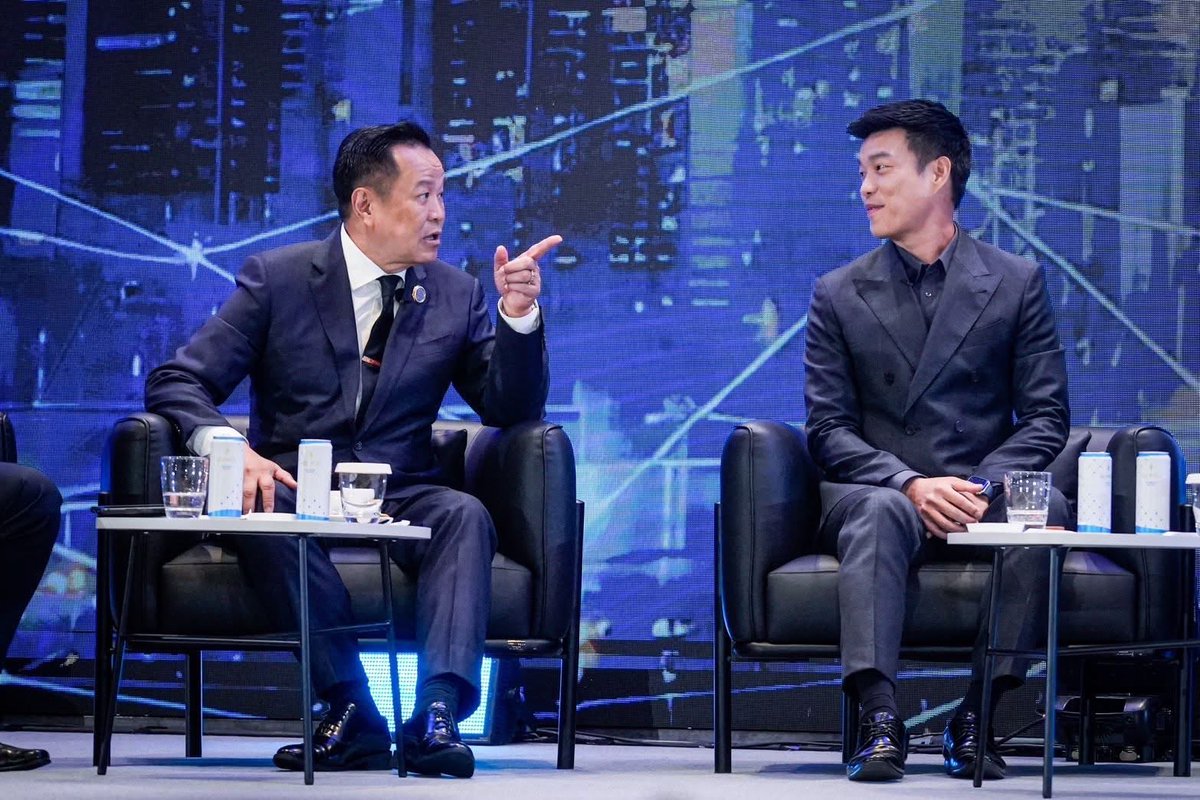 ดูอนุทินในรายการสรยุทธ
พูดชัด สบายๆ ไม่วก-วน ไม่แอบพาดพิง พูดเฉพาะเรื่องของตัวเอง

แนวนโยบายคือไม่แจกเงินเปล่า แต่สร้างเศรษฐกิจบนฐานความมั่นคง การต่างประเทศวางตัวอย่างมีเกียรติ การทูตนำ แต่กองทัพต้องพร้อม ถ้าถึงจุดต้องรบ ผู้นำต้องตัดสินใจ

โดนถามว่าใช้เรื่องการรบหาคะแนนรึเปล่า