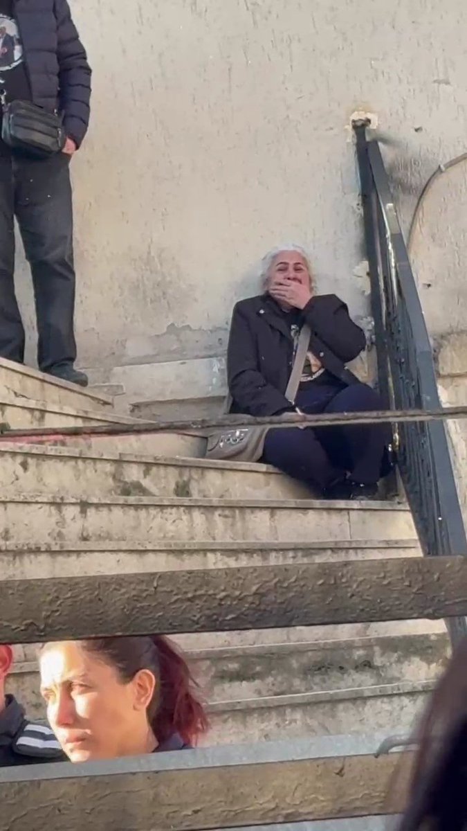 bu kadının yüzüne iyi bakın, korunması gereken kim? hemen öncesinde "ben bu kadar polis bizi korumaya geldi sanmıştım, yazıklar olsun" dedi