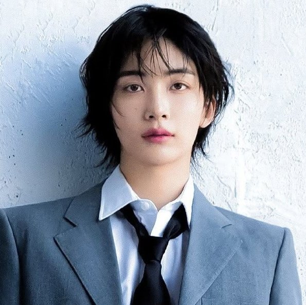 noturoomfcker's tweet image. am i crazy or do seungkwan and jeonghan actually look alike? damn those roomie genes go crazy