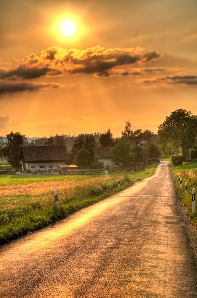 purenature_1's tweet image. Sunset beauty 🌞☀️🌄 #sunrise #house