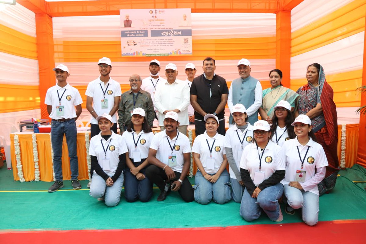 મુખ્યમંત્રી શ્રી ભૂપેન્દ્રભાઈ પટેલે ઉત્તરાયણના તહેવાર દરમિયાન પતંગોની ઘાતક દોરીથી ઘાયલ થતાં અબોલ પક્ષીઓની સારવાર હેતુ તા.10 થી 20 જાન્યુઆરી, 2026 સુધી હાથ ધરવામાં આવેલ રાજ્યવ્યાપી 'કરુણા અભિયાન' અંતર્ગત આજે અમદાવાદના બોડકદેવ વિસ્તારમાં કાર્યરત વાઇલ્ડ લાઇફ કેર સેન્ટરની વન અને