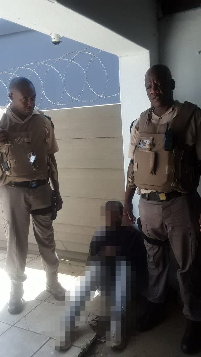 Fidelity_Secure's tweet photo. Earlier yesterday, our Garsfontein team got a panic alert from a home. On arrival, the suspect was confirmed to be inside. The officers found the suspect in the garage. He was arrested and handed over to SAPS.
#WeAreFidelity #Garsfontein #KeepingYouSafe #SecuringYourAssets https://t.co/YgDCzybDJT