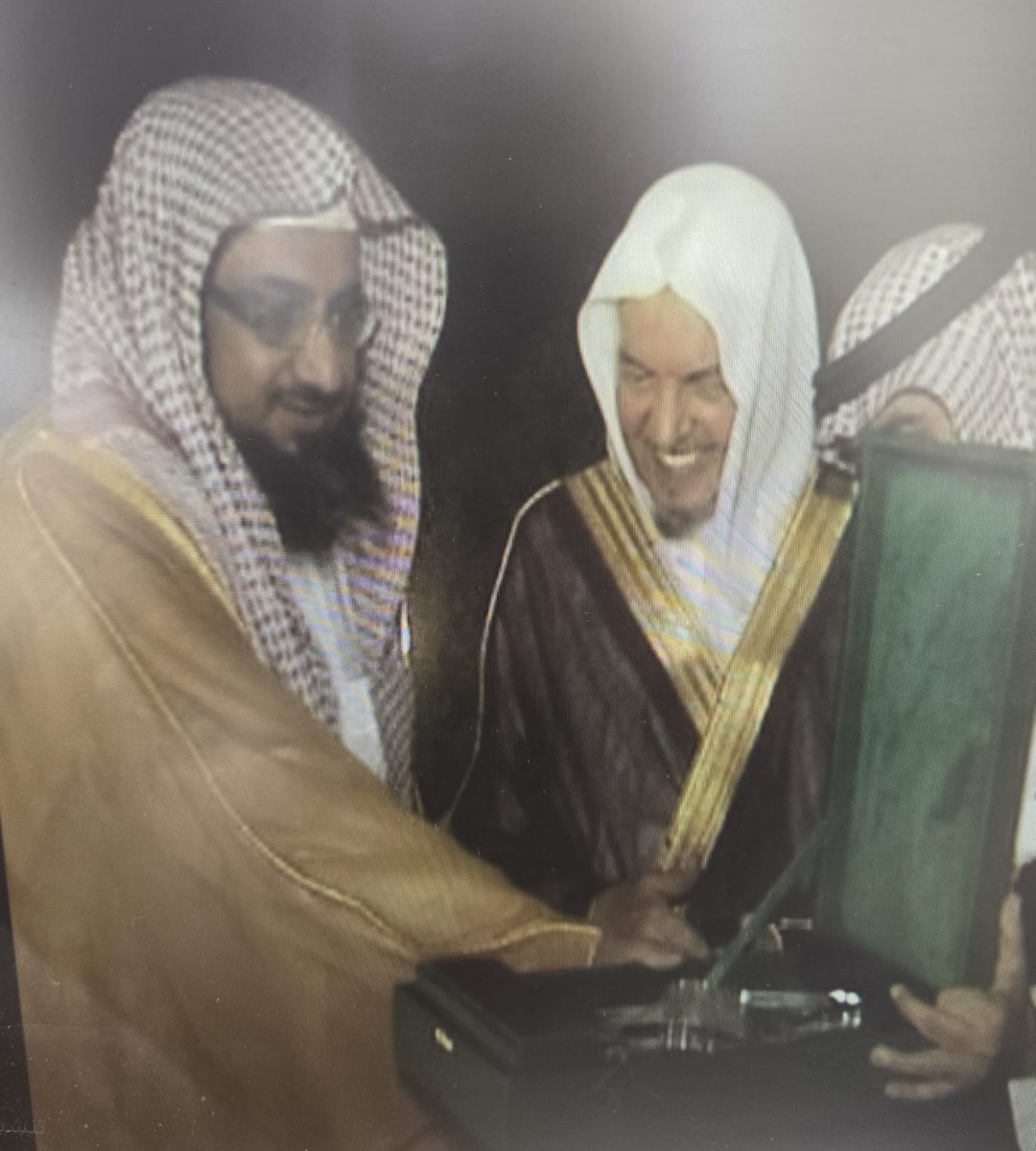 BINGOONEM's tweet photo. إذا قيل إن الزهد والقناعة اجتمعت في رجل فهي في الشيخ صالح الحصين رحمه الله.
تعين وزيرا في أول مجالس للوزراء في المملكة ثم طلب التقاعد براتب تقاعدي ٥٠٠٠ ريال لاتكاد تكفى اواسط الناس في حينها.
يقول عن نفسه :-
بعد أن أصبحت وزيراً انتظرت قليلاً حتى أتممت 20 سنة خدمة، وهي الحد الأدنى للسن التقاعدي، فوجدت حينها أن راتبي قد أصبح 10 آلاف ريال وأني إذا تقاعدت سأحصل على 5000 ريال وهو مبلغ كافٍ لأن يوفر لي حياة مرفهة!، ماذا سأعمل بما يزيد على هذه الـ 5000 ريال لو انتظرت!"
بقي متقاعدا قرابة ٣٠ سنة ثم ألزمه خادم الحرمين الشريفين الملك عبدالله بن عبدالعزيز بالعودة للعمل فعاد وزيرا في عدة مناصب كبرى فما غير عادته في لبسه أو مسكنه أو مركبه.
لحظته مرة بعد أن عاد للوزارة في مطار الرياض جالسا في صالة المسافرين معه كيس في يده بداخله مشلح وركب الطيارة مع بوابة المسافرين ولم يكن له مرافق.
نزلنا مطار جدة فركب الحافلة مع عامة الناس ثم تبعته حتى استقل سيارة أجرة عادية الي مكة حيث يعمل رئيسا لشؤون الحرمين بمرتبة وزير!!
كان أمثاله في المنصب وربما وكلاؤه الذين يعملون لديه لهم مرافقون ومودعون ومستقبلون وصالات الركاب الخاصة بكبار الشخصيات وهو له ذلك لو أراد لكنه أحب أن يكون في غبراء الناس.
كان يحج سنوات طويلة يحمل حقيبته على ظهره وربما أقال تحت جسر أو شجرة ماشيا على قدميه.
دعوته لحضور اجتماع لمناقشة أمر علمي وكان برنامجه مملوءا طيلة يومه وكان آخر ارتباط له قبلنا في مجلس جائزة الملك فيصل العالمية وانتهى منه قبيل العشاء ثم أحضره احد الفضلاء الي اجتماعنا بفندق المملكة صلينا العشا بدا اللقاء وانتهينا ثم كان هناك مأدبة عشا لم يحب أن يعتذر تطييبا لنفوسنا لكنه جلس على المائدة واكتفي بالحديث ثم قال لما ألححنا عليه بالأكل "لي ٤٠ سنة لم اتناول طعام العشاء" حملته الي منزله المتواضع في حي المروج بسيارتي وكان بيته فيلا ٣٠٠ م وتحدث معي بما يشبه الدرر وآرني لا أهتم بربط حزام الأمان فقال "يقولون إن ربط الحزام يخفف بإذن الله ٨٠٪ من إصابات الحوادث"
زرته مرة ببيته بعد العصر وكان يباشر تقديم الشاي والقهوة بنفسه ولا يسمح للضيف بأن يكفيه ذلك مهما صغر سنه.
رحم الله الشيخ الإمام الزاهد القانوني الملهم والاقتصادي الفذ والعالم العامل صالح الحصين وأعلى درجته في عليين.