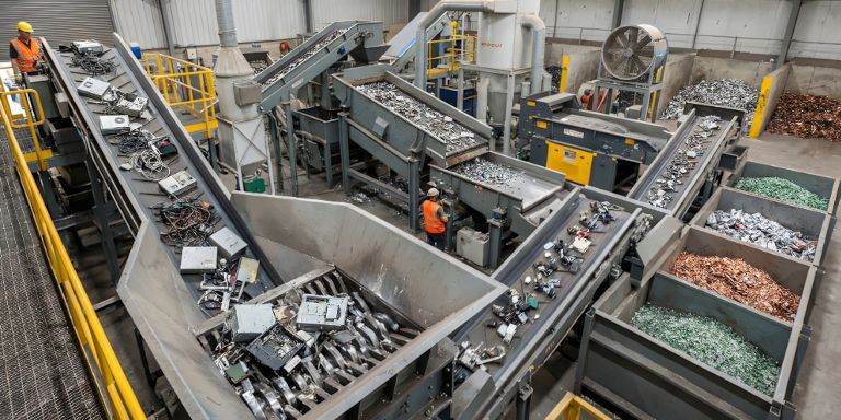 Elektronik cihazların ömrü bittiğinde ortaya çıkan atıklar, doğru yöntemlerle geri kazanıldığında hem çevreye hem de ekonomiye çok ciddi katkılar sağlayacaktır. Peki sürdürülebilir bir gelecek için ne gibi adımlar atılabilir?
dergice.com/teknolojik-ati…