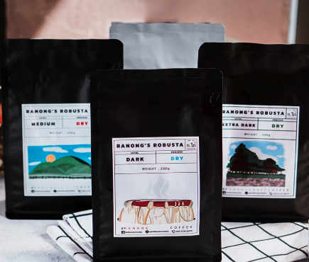 joe_black317's tweet image. กาแฟ GI ไทย ยอดขายสุดปัง ทะลุ 1.49 พันล้านบาท “กาแฟดอยสวนยาหลวงน่าน” ขึ้นแท่นอันดับ 1

ประเทศไทยมีกาแฟ GI (สิ่งบ่งชี้ทางภูมิศาสตร์) รวม 11 รายการ จาก 8 จังหวัด เช่น ดอยตุง, ดอยช้าง, ดอยสวนยาหลวงน่าน, ระนอง, เขาทะลุ, ถ้ำสิงห์ชุมพร เป็นต้น แต่ละตัวมีเอกลักษณ์เฉพาะจากสภาพดิน…