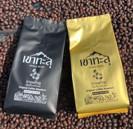 joe_black317's tweet image. กาแฟ GI ไทย ยอดขายสุดปัง ทะลุ 1.49 พันล้านบาท “กาแฟดอยสวนยาหลวงน่าน” ขึ้นแท่นอันดับ 1

ประเทศไทยมีกาแฟ GI (สิ่งบ่งชี้ทางภูมิศาสตร์) รวม 11 รายการ จาก 8 จังหวัด เช่น ดอยตุง, ดอยช้าง, ดอยสวนยาหลวงน่าน, ระนอง, เขาทะลุ, ถ้ำสิงห์ชุมพร เป็นต้น แต่ละตัวมีเอกลักษณ์เฉพาะจากสภาพดิน…