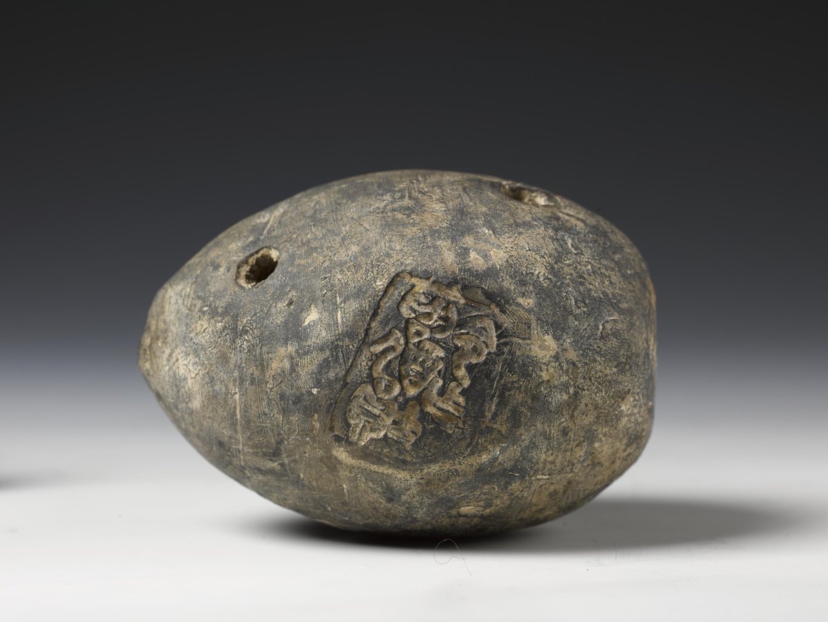 ShanghaiMuseum's tweet image. #AncientLife
Have you ever wondered what musical instruments from the Warring States period looked like? 🎶

Meet the Xun—a traditional Chinese clay ocarina with over 7,000 years of history, known for its deep, mellow sound and its use in ancient rituals and court music.