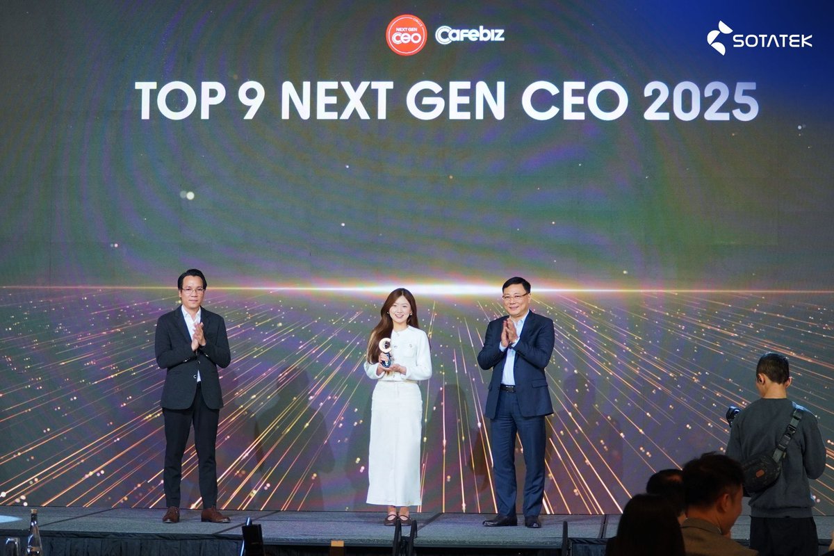 sotatek_jp's tweet photo. 📣SotaTek共同創業者 兼 CEO ルー・チュン・トゥエン氏、「Top 9 Next Gen CEO 2025」に選出
CafeBiz主催の「CEO Circle Forum 2026」にて、ベトナムのイノベーションとDXを牽引する次世代リーダーとして表彰されました。
#SotaTek #SotaTekJapan #NextGenCEO #TOP9 #CircleForum #DX https://t.co/kcTbqVYK0T