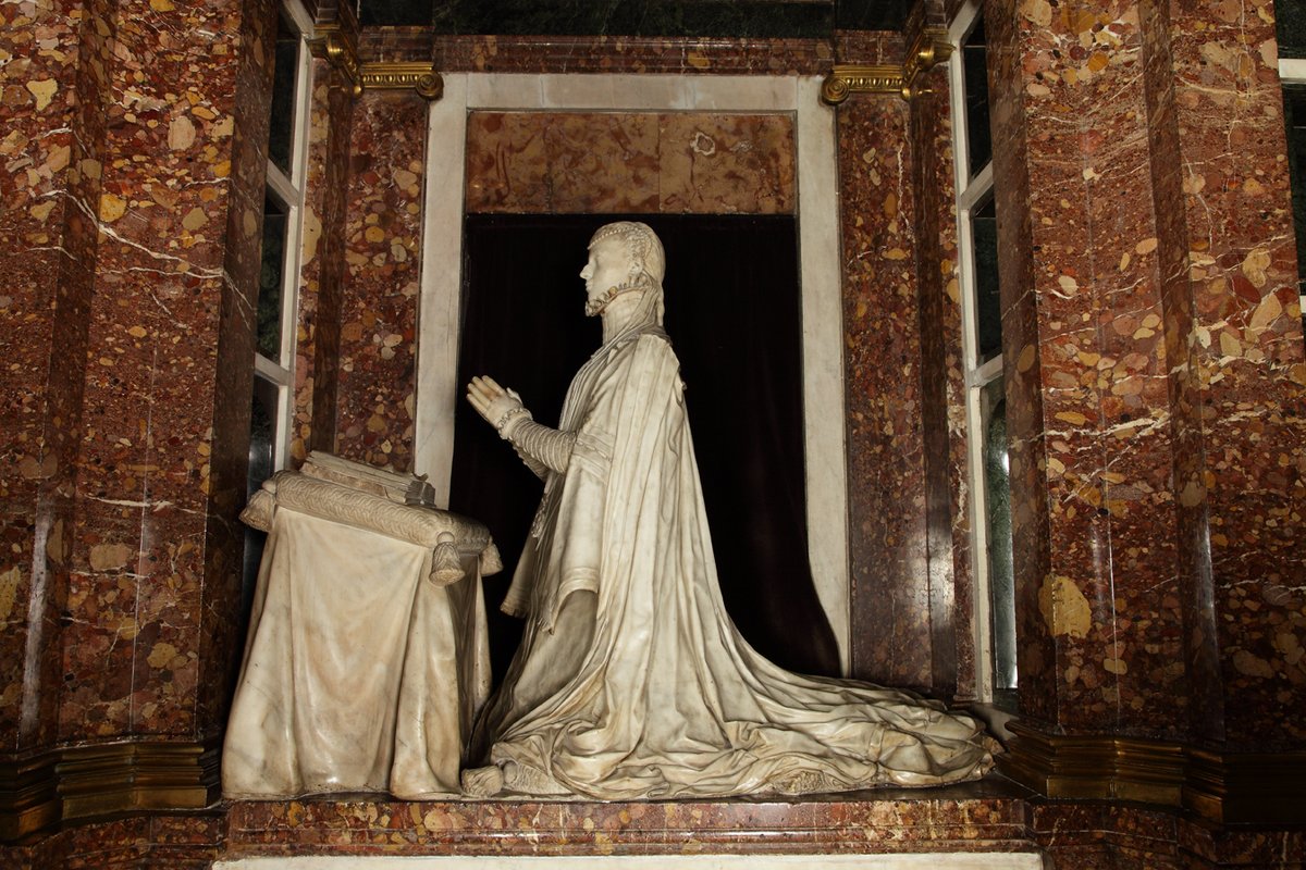 PatrimNacional's tweet photo. Escultura orante de Juana de Austria, Pompeo Leoni. En mármol de Carrara, refleja la imagen oficial de la infanta, vestida con una saya, toca y velo👸🏻Tuvo un gran papel como regente en las ausencias de su padre Carlos V y su hermano Felipe II.
📍Monasterio de las Descalzas Reales https://t.co/hzuSnS1gFA