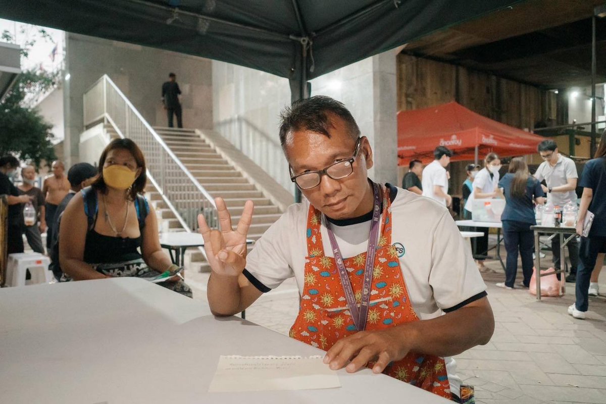 Mirror_org's tweet image. เขาเดินมาที่โต๊ะสมัครงานจ้างวานข้า ที่สดชื่นสถาน ใต้สะพานพระปิ่นเกล้า ในมือเขาถือกระดาษเปล่าพร้อมปากกา 1 ด้าม
.
เมื่อมาถึงที่หมาย เขายื่นกระดาษและปากกาพร้อมยกมือไม้ที่สื่อบอกว่าตัวเขานั้นเป็นใบ้ 
.
เจ้าหน้าที่จ้างวานข้ายิ้มให้พร้อมจรดปากกาสอบถาม "ต้องการสมัครงานใช่ไหมคะ"
.…