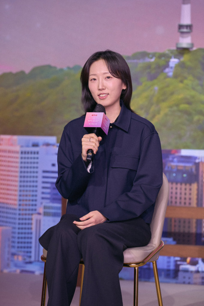 ‘Can This Love Be Translated?’ director, Yoo Youngeun, teases viewers with cameos from famous actors: 

"Since the background changes a lot, many actors who we know appeared every time. In addition, there were frequent appearances by familiar faces to add a sense of reality to