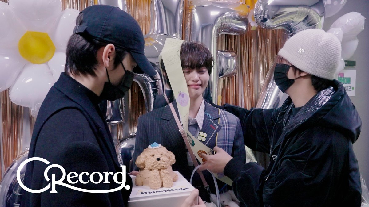 [🎥]
[C-Record] ˚₊‧꒰ა 지금까지 쏭딩 그리고 몽글쭌이었습니다 ໒꒱ ‧₊˚ | 형준 '#더쇼' MC 막방 비하인드
⠀
▶ youtu.be/mKYBsyk2kW0
⠀
#CRAVITY #크래비티
#형준 #HYEONGJUN
#DaretoCrave_Epilogue
#LemonadeFever
#C_Record