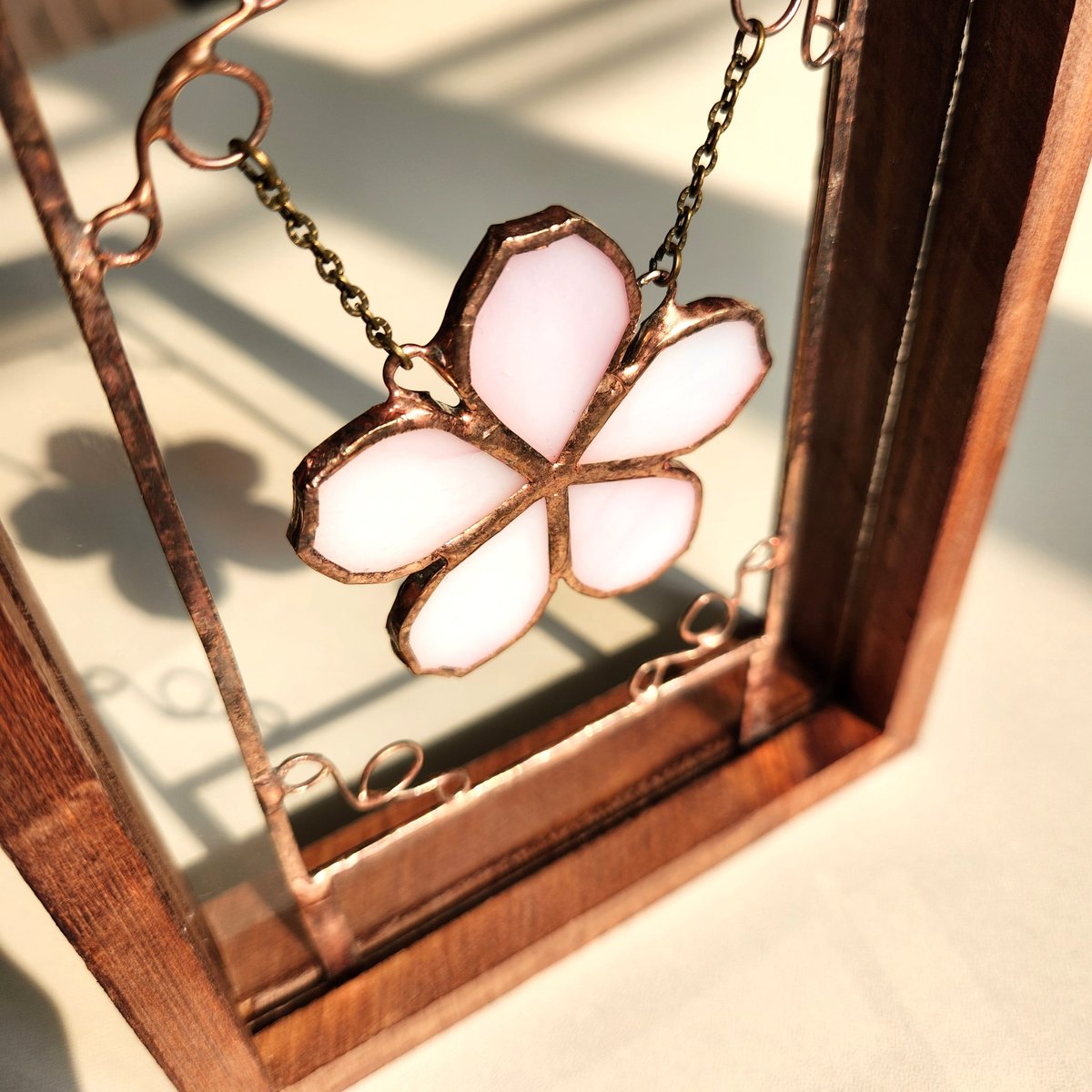 お外がものすごい勢いで吹雪いています☃️
朝も一時間雪かきしたのに～❄
早く春になってほしい…！

お写真は揺れる。桜のステンドグラス
creema.jp/item/18930375/…

minne.com/items/42362200

#ハンドメイド
#ステンドグラス
#北海道
#桜