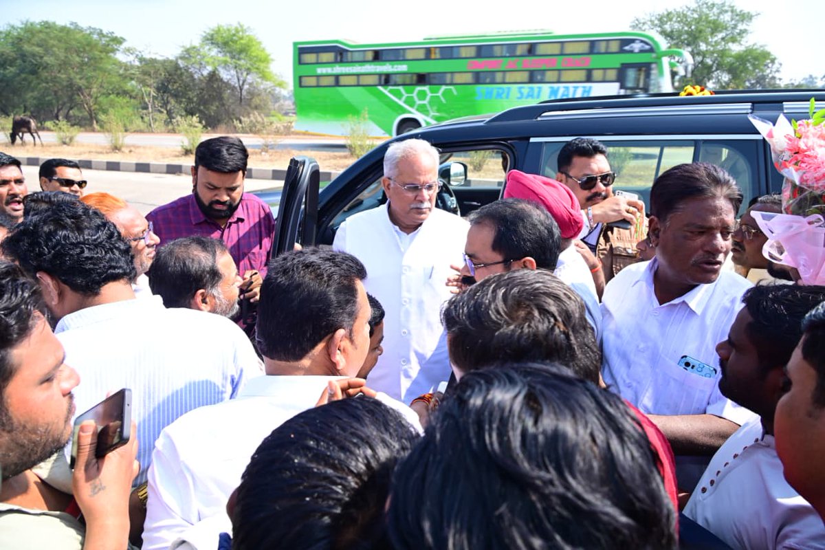 आज जांजगीर जाते हुए मार्ग में सिमगा के पास कांग्रेस के साथियों द्वारा आत्मीय स्वागत हेतु सहृदय आभार.

आप अभी का प्यार और भरोसा यूं ही बना रहे.
इस दौरान भाटापारा विधायक इंद्र कुमार साव जी मुख्य रूप से उपस्थित रहे.