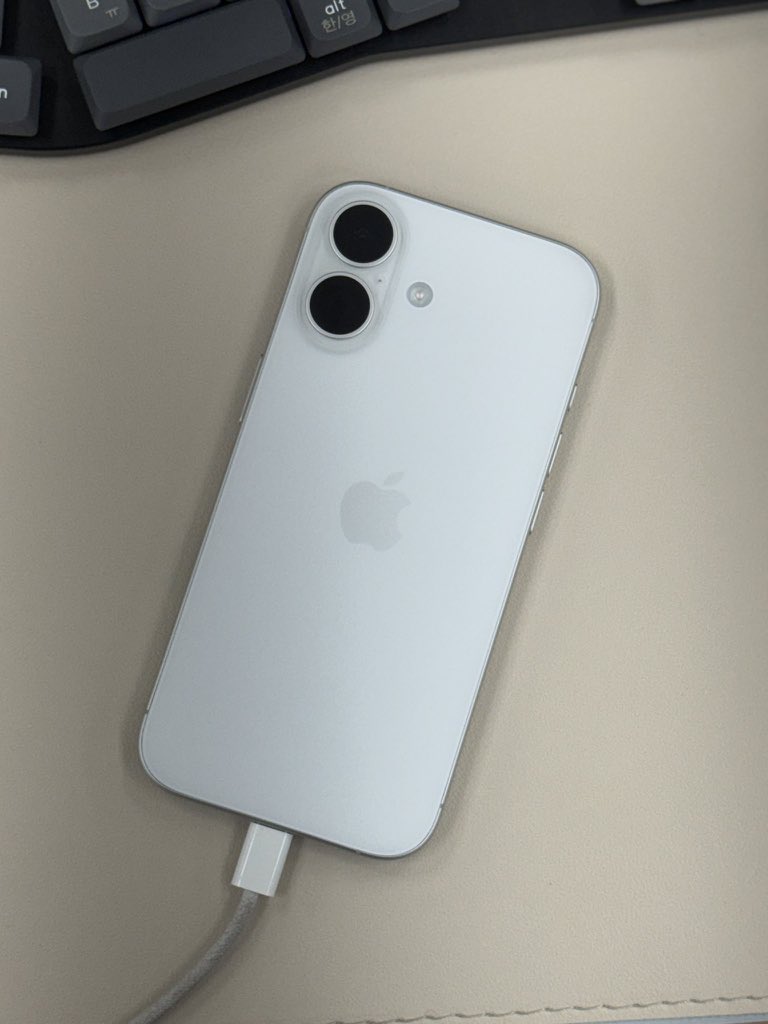 휴대폰 바꿨어요 ㅎㅎ 너무 예쁘당