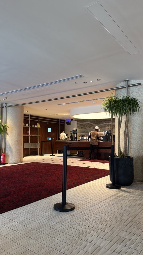 oln1i's tweet image. قالت وش أجمل شي 
يمكنّك تشوفه في الوجود؟
قلت أنعكاس الشمس في عينك وعينك سارحه