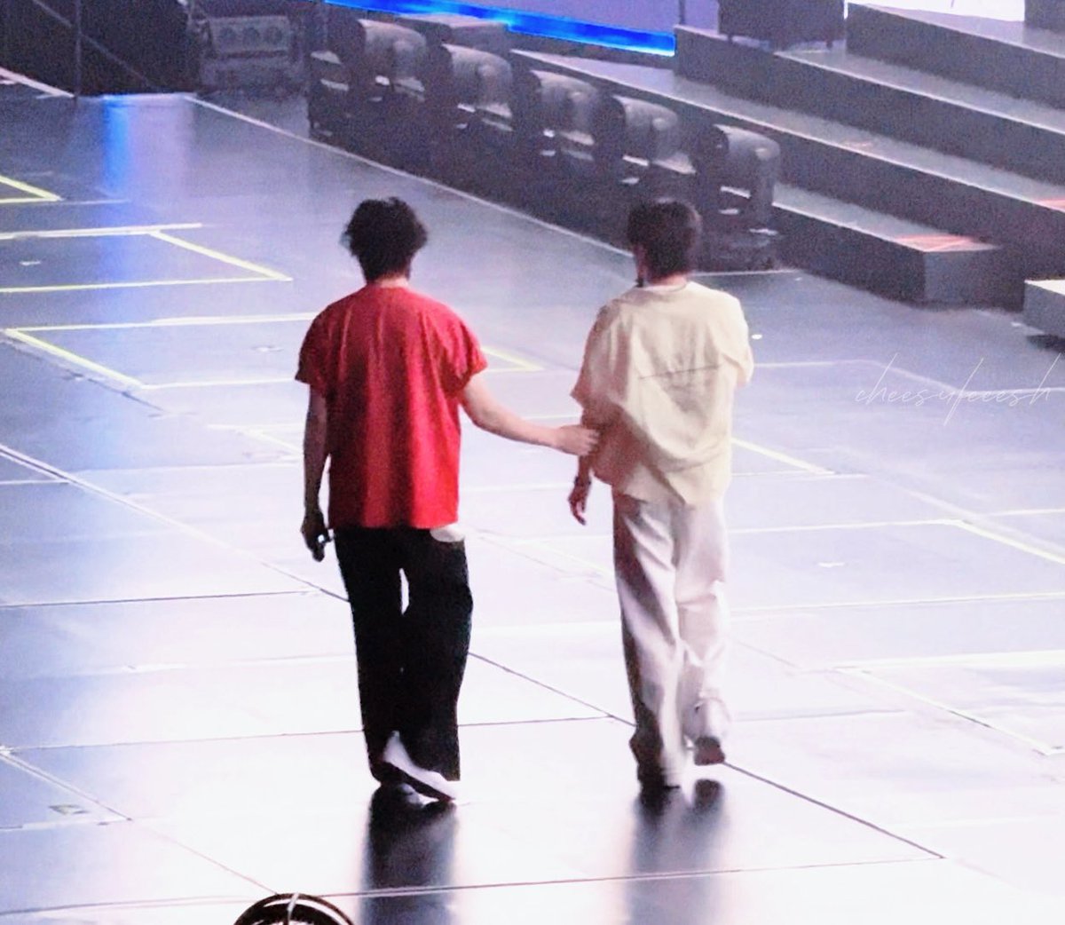 gunshotfeeesh's tweet photo. 拉手手
#83line #teukchul 
#SUPERSHOW10inMACAU https://t.co/Yoa09Mbjkf
