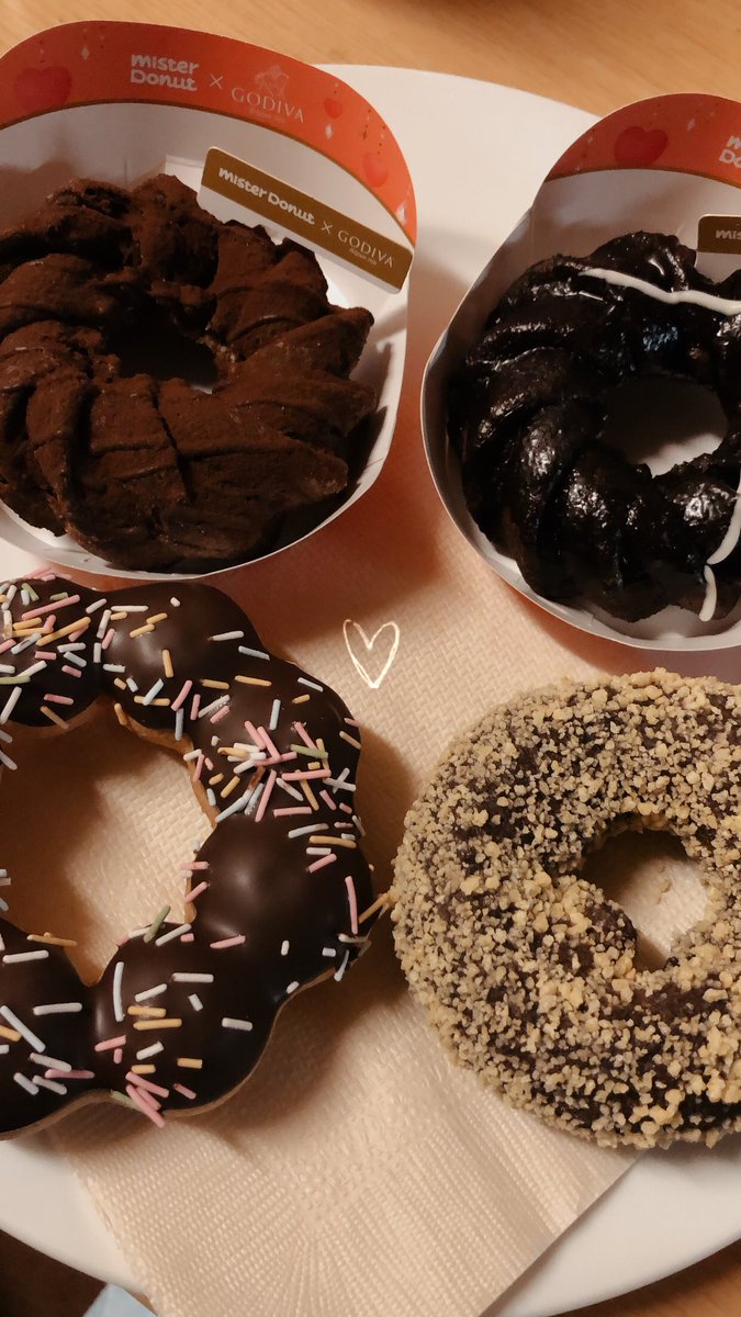 誰かさんの投稿見たら
我慢できないよね〜🤣
買いに行ったよ"(ﾉ*>∀<)ﾉ
いつものも買わなきゃってことで
#ゴールデンチョコレート·͜·ᰔᩚ