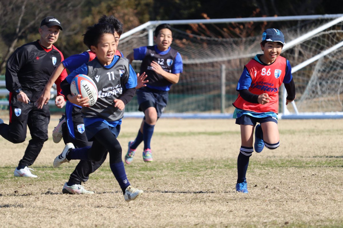 1/10（土）通常スクール活動💙
年始1回目の活動は快晴の富士山🗻をバックにして、スタートになりました✨

どのカテゴリーも待ちに待ったラグビーを思う存分、楽しんでいる様子でした😊

本年もよろしくお願いいたします‼️

#静岡ブルーレヴズ
#ラグビースクール