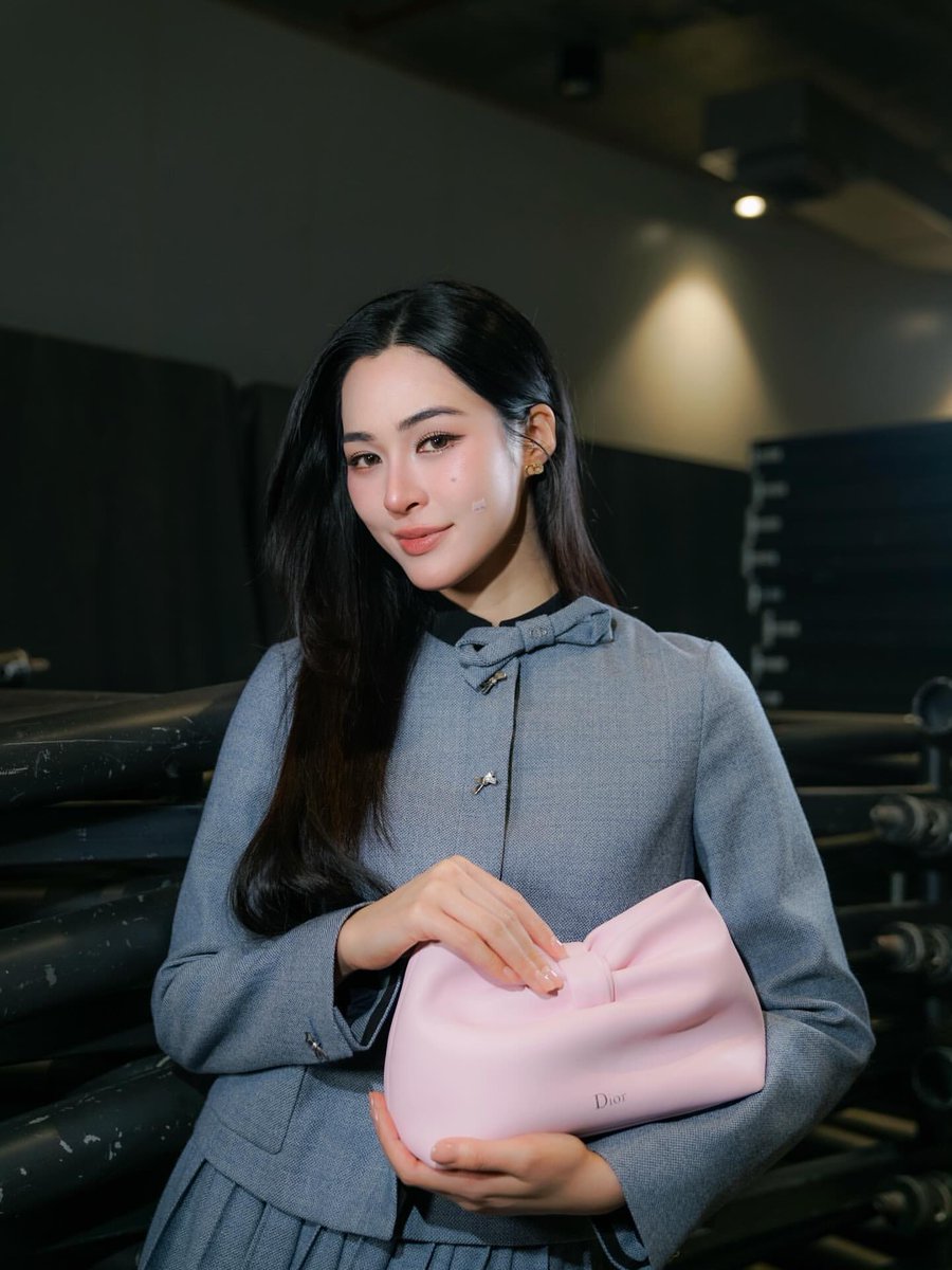 ForLoLoLOLO's tweet image. Lingling Kwong (@linglingsirilak) &amp;amp; Dior Bow Bag 🎀

#Dior #DiorSS26 #DiorBowBag
#Linglingkwong #หลิงหลิงคอง 
@Dior