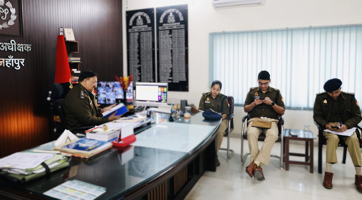 shahjahanpurpol's tweet photo. आज दिनांक 13.01.2026 को पुलिस मुख्यालय द्वारा विकसित #Yaksh_App के कुशल संचालन एवं सफल क्रियान्वयन हेतु वीडियो कॉन्फ्रेंसिंग के माध्यम से ऑनलाइन प्रशिक्षण आयोजित किया गया,
जिसमें #SP_SHA, #SP_CITY, #SPRA एवं #CO_CITY द्वारा प्रतिभाग किया गया।
यह तकनीकी उन्नयन, पुलिस कार्यप्रणाली को और अधिक सक्षम, पारदर्शी एवं आधुनिक बनाने की दिशा में एक महत्वपूर्ण कदम है।
@Uppolice 
@adgzonebareilly 
#uppolice
#DigitalPolicing
#SmartPolice
