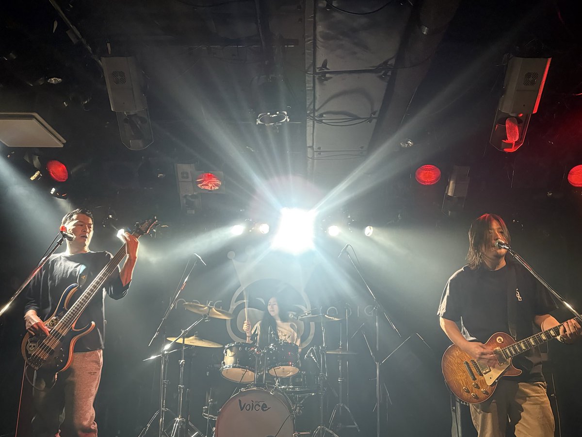 QOFW's tweet image. IN-DIG初めをしてきたよ⸜(*ˊᗜˋ*)⸝

4-DIGが3-DIGになってどうなるんだろうって思ってたけど、かなりE-DIG！！

全員が歌って奏でる前傾攻勢めっちゃいいぞ⤴⤴⤴

三人体制ぜっひ体感してほっし🔥

@INDIGBand