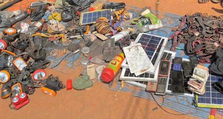 EdoPoliceNG's tweet image. PRESS RELEASE

CP EDO ORDERS REORGANISATION OF EKPOMA DIVISION; 
OPERATIVES UNCOVER SELF-KIDNAP, BUSH COMBING YIELDS ARREST OF 11 SUSPECTED KIDNAPPERS, RECOVERY OF FIREARMS

The Edo State Police Command wishes to inform the general public that as part of ongoing security…