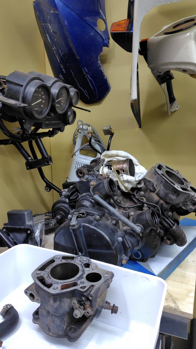 yataro_garage's tweet image. エンジン降ろしたー
思った通りシリンダーもピストンも状態悪くないね👍
#kr250