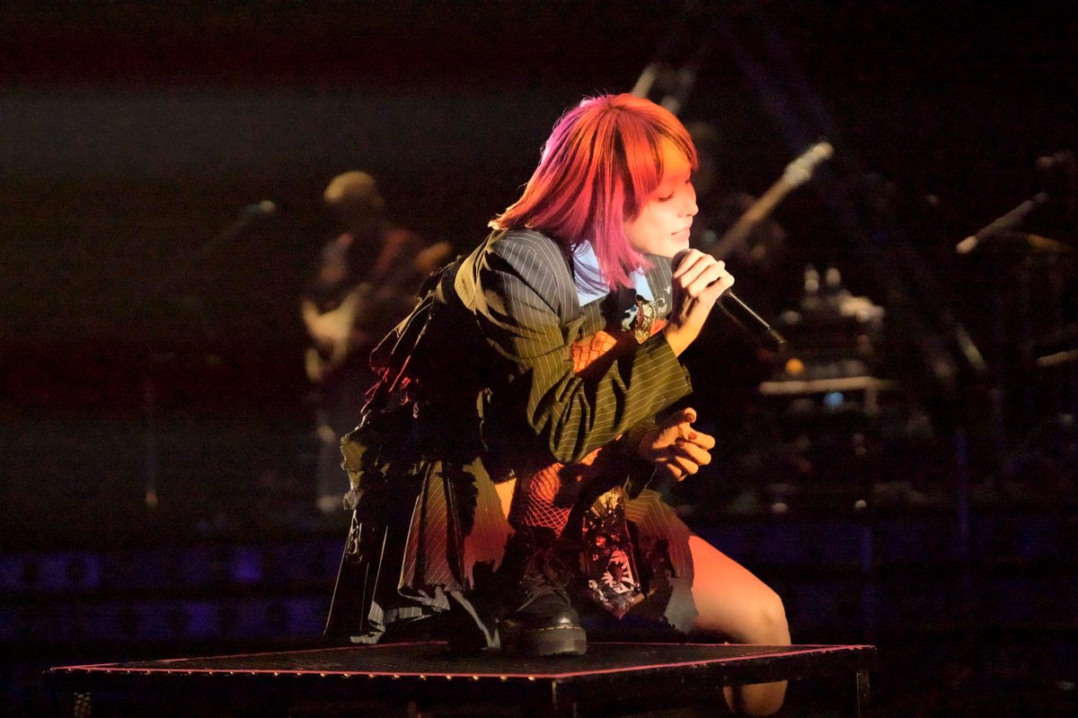 oricon's tweet photo. LiSA、約2年ぶり全国ホールツアーが終了
4月から15周年イヤーに突入

✍🏻ライブレポ＆写真11枚
https://t.co/ChInJRzNaT

 #LiSA @LiSA_OLiVE https://t.co/Ss4oH6vypj