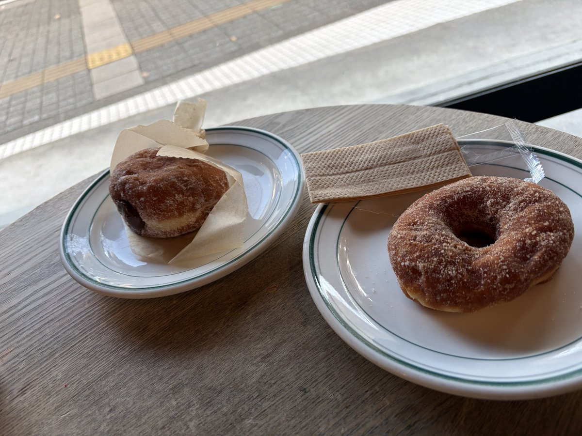 昨日のドーナツのことを思い出している。
ドーナツという円環、回っているのは自分の方だったと気付かされる（やかましい）。