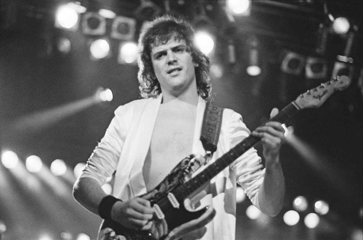 1954 – Nace Trevor Rabin en Johannesburgo, Sudáfrica.
Guitarrista, compositor y productor, fue clave en la etapa más comercial de Yes durante los años 80, especialmente con el álbum 90125 y el éxito Owner of a Lonely Heart.