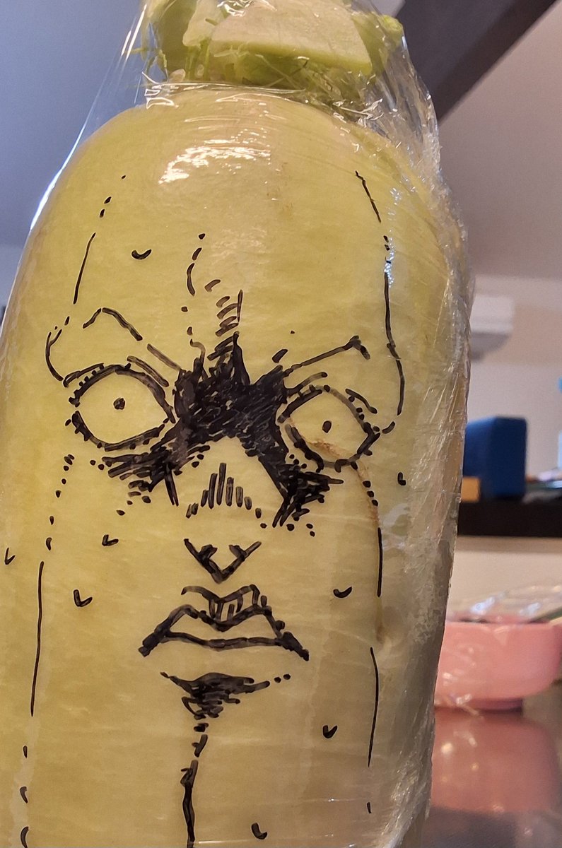 kurounmo831's tweet image. 三連休は大根にペッシ描いて遊んでました