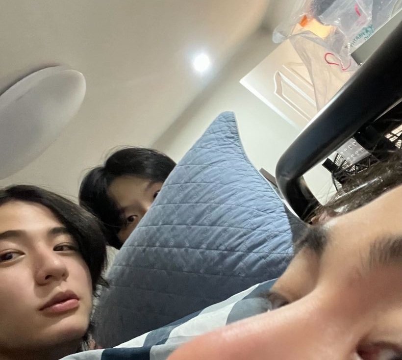 지금까지 많은 데뷔 전 사진이 풀렸지만
난 아직도 이 사진 속 육해공에 갇혀산다
말로 표현 안 될만큼 좋아서