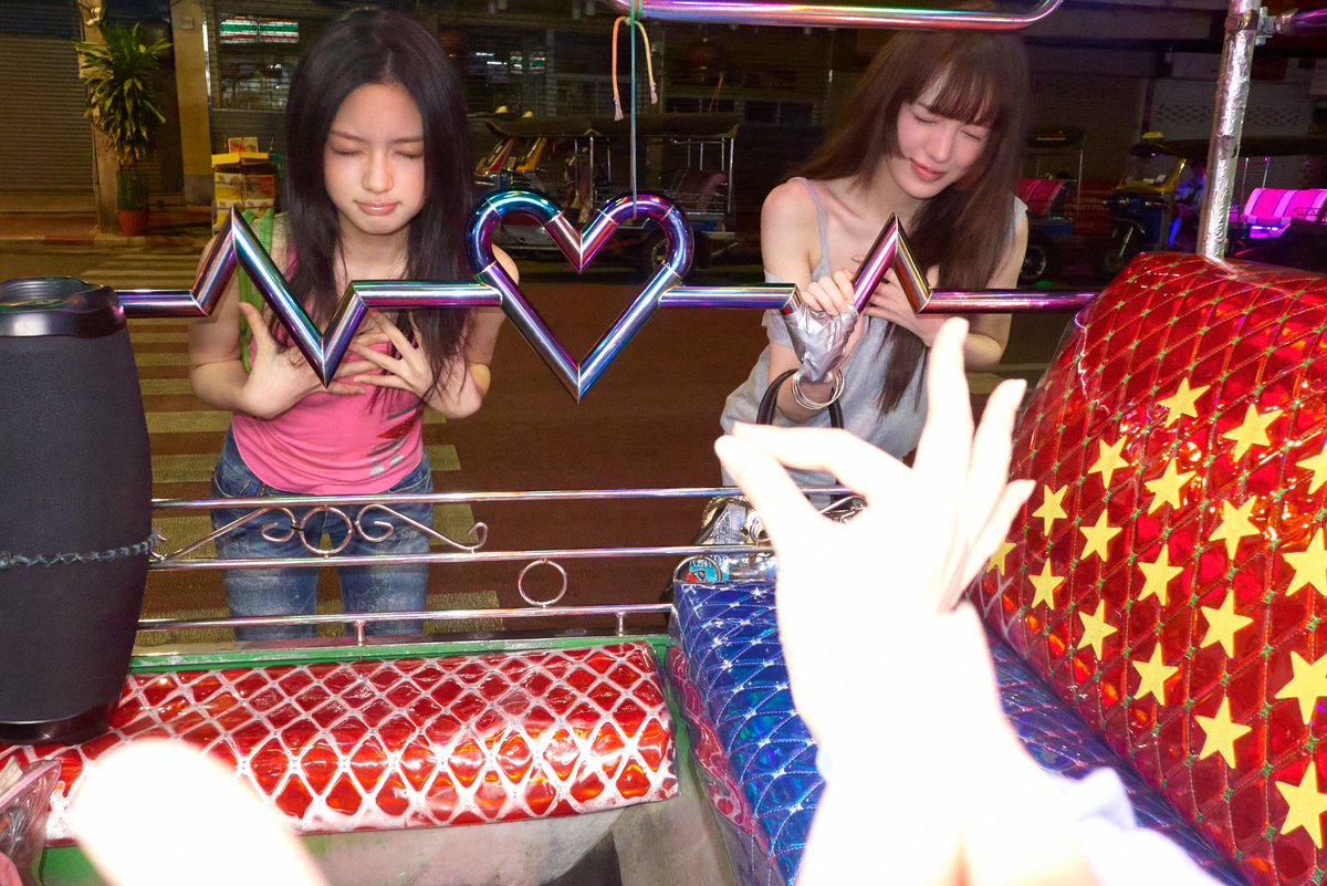 We_KiiiKiii's tweet image. Isn't this fake?
𝑰 𝒍𝒐𝒗𝒆 𝒊𝒕˚₊· ͟͟͞͞➳❥

🔗 kiiikiii.kr
🎧 2026.01.26 MON 6PM (KST) 

#KiiiKiii #키키 
#404_NewEra #DeluluPack 
#KiiiKiii_404_NewEra #KiiiKiii_DeluluPack