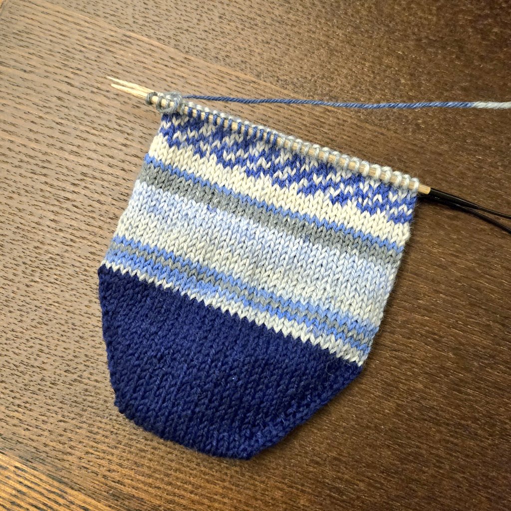 dango_please's tweet image. 本日はここまでー🧶
娘の横に入って寝まーす。
おやすみなさい😪