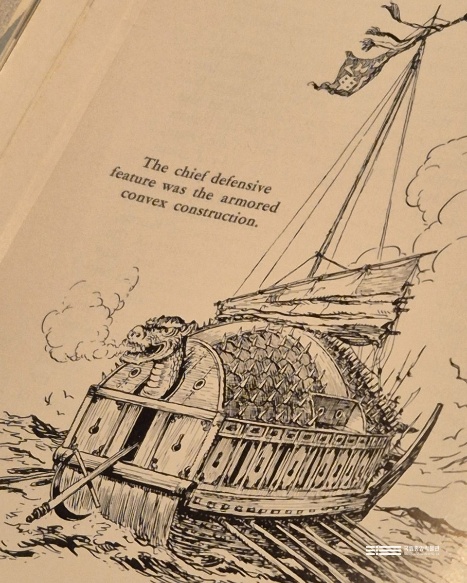 돌격하라, 거북선이여!

1592년 5월 29일 사천해전에서 거북선이 처음 모습을 드러냈습니다.

판옥선에 덮개를 씌운다는 단순한 발상.
이 작은 혁신이 거북선의 탄생을 만들었습니다.

더 보기
instagram.com/p/DTc4p65Es9z/…

#국립중앙박물관 #특별전 #우리들의이순신 #이순신 #충무공