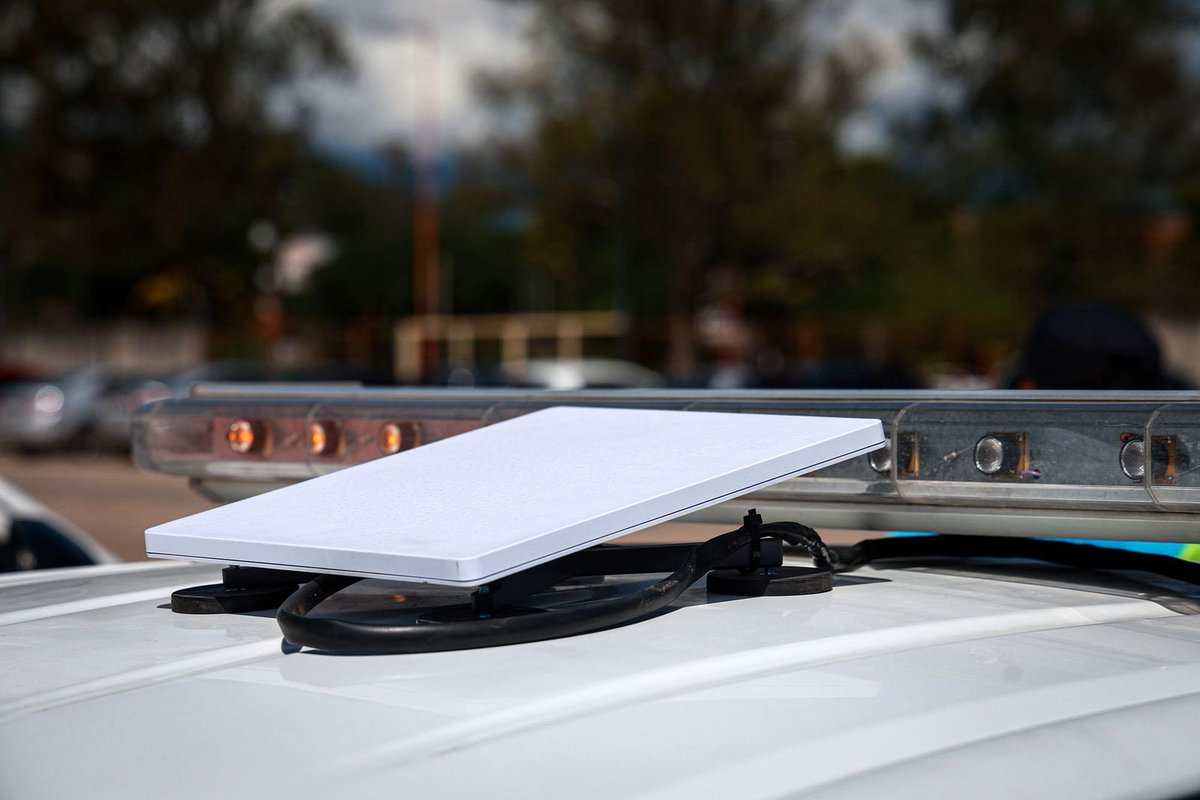 Incorporamos antenas Starlink en móviles de distintos cuerpos de nuestra Policía para fortalecer la respuesta ante emergencias, la coordinación operativa y la presencia del Estado en zonas rurales, fronterizas y de difícil acceso con baja conectividad.