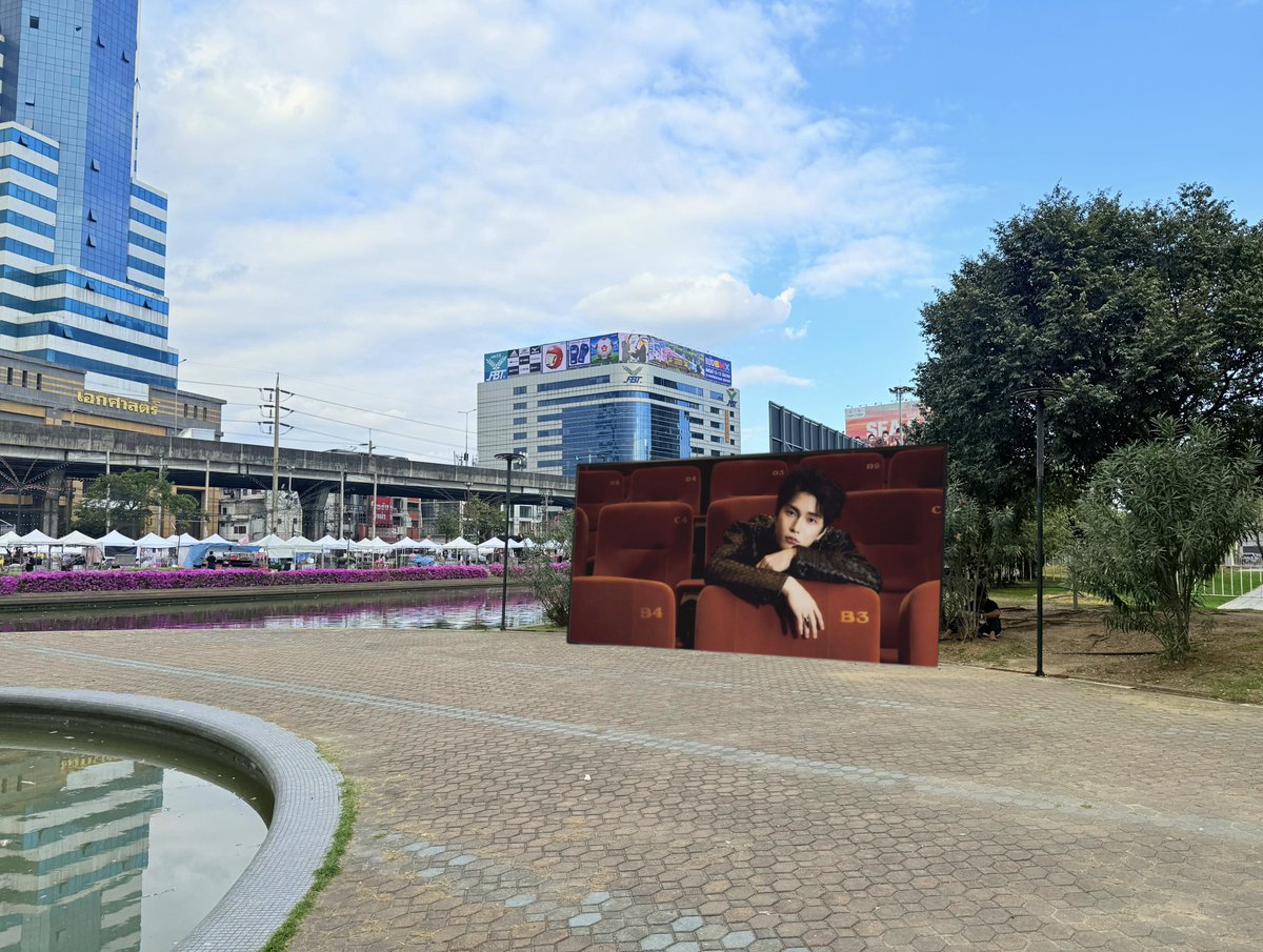 แวะมาสปอยล์โลเคชั่นค่ะ ถ้าสำเร็จครบ Goal ซึงฮันจะได้ไปแอ็คหล่อ ๆ แบบนี้ตรงนั้นเลยนะ

📍หอนาฬิกาแดด ประตู 1 ราชมังฯ

สถานที่กลางแจ้ง ตกบ่ายแสงส่องกระทบตกป้ายพอดี ใครไปยืนถ่ายรูปตรงนั้นรับประกันว่าแสงสวยแน่นอน 👍😍👍