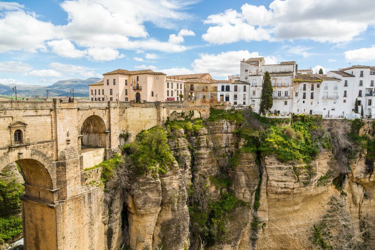 Come and discover the stunning “Route of the White Villages” in Andalusia 🇪🇸 ! With 4x4 or normal rent-a-cars, you’ll see lovely whitewashed villages such as Ubrique, Grazalema and Arcos.
.
This tour can be done as a day excursion from your hotel in Marbella, Jerez or Sevilla.