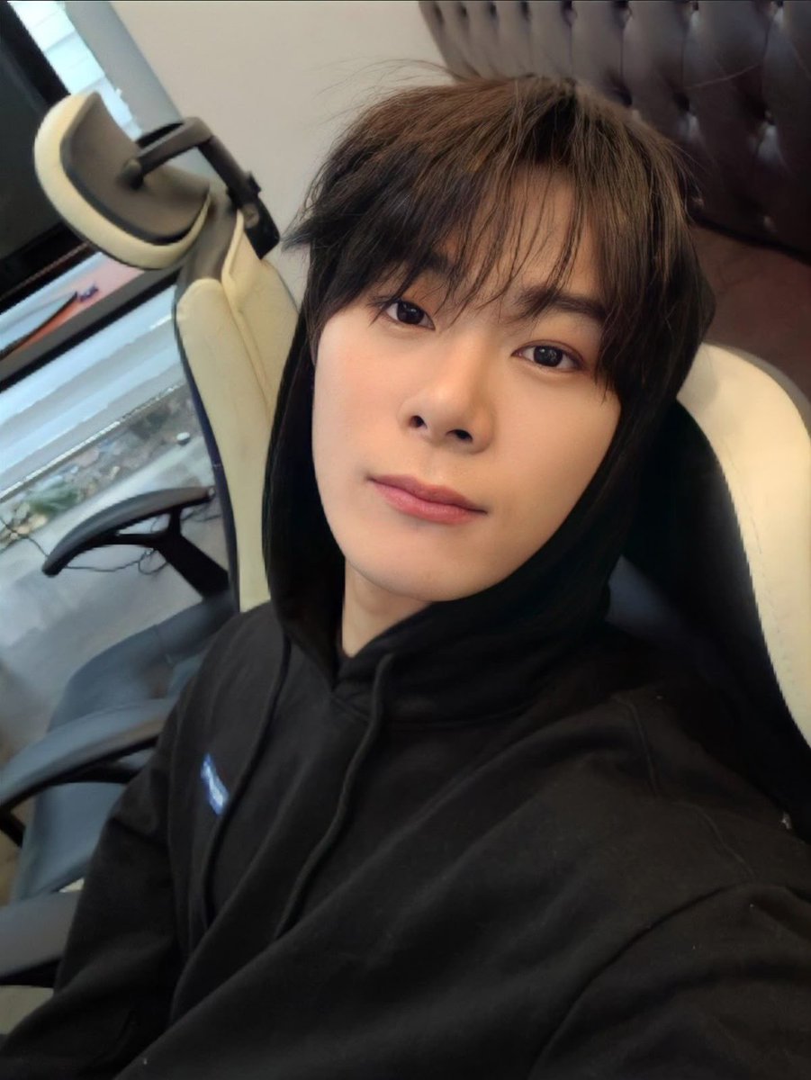 astropopbase's tweet image. Dear AROHAs,

Today marks 1,000 days since Moonbin left us. Though time continues to move forward, the love we hold for him has never faded. He lives on in our memories, in his smile, his laughter, his voice, and in the warmth he gave so freely.
We are sending warmth and love🫶🏻💜