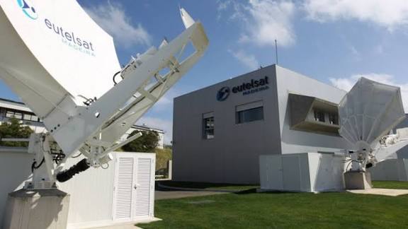 🛰️ 🇫🇷 Airbus décroche un méga-contrat : 340 satellites assemblés à Toulouse pour rappeler à Elon Musk que l’espace n’est pas à louer 👇

Grosse nouvelle pour l’industrie spatiale européenne : Airbus Defence and Space vient de signer un gros contrat pour fabriquer 340 satellites