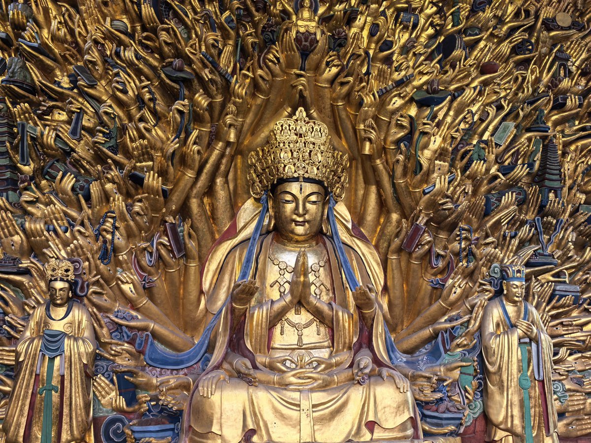 qimenfashi's tweet image. 六道轮回，并不只是死后的事情，它也存在于现世。当你痛苦煎熬，看不到尽头时，你在地狱道。当你愤而心生恶念，你在修罗道。当你逍遥自在，你在天道。有时一念之间，人就已置身于某道轮回里。一个念头，可能带来很多磨难，也可能带来很多美好。佛家讲立地成佛，道家讲飞升，其实可能都是一念之间而已。