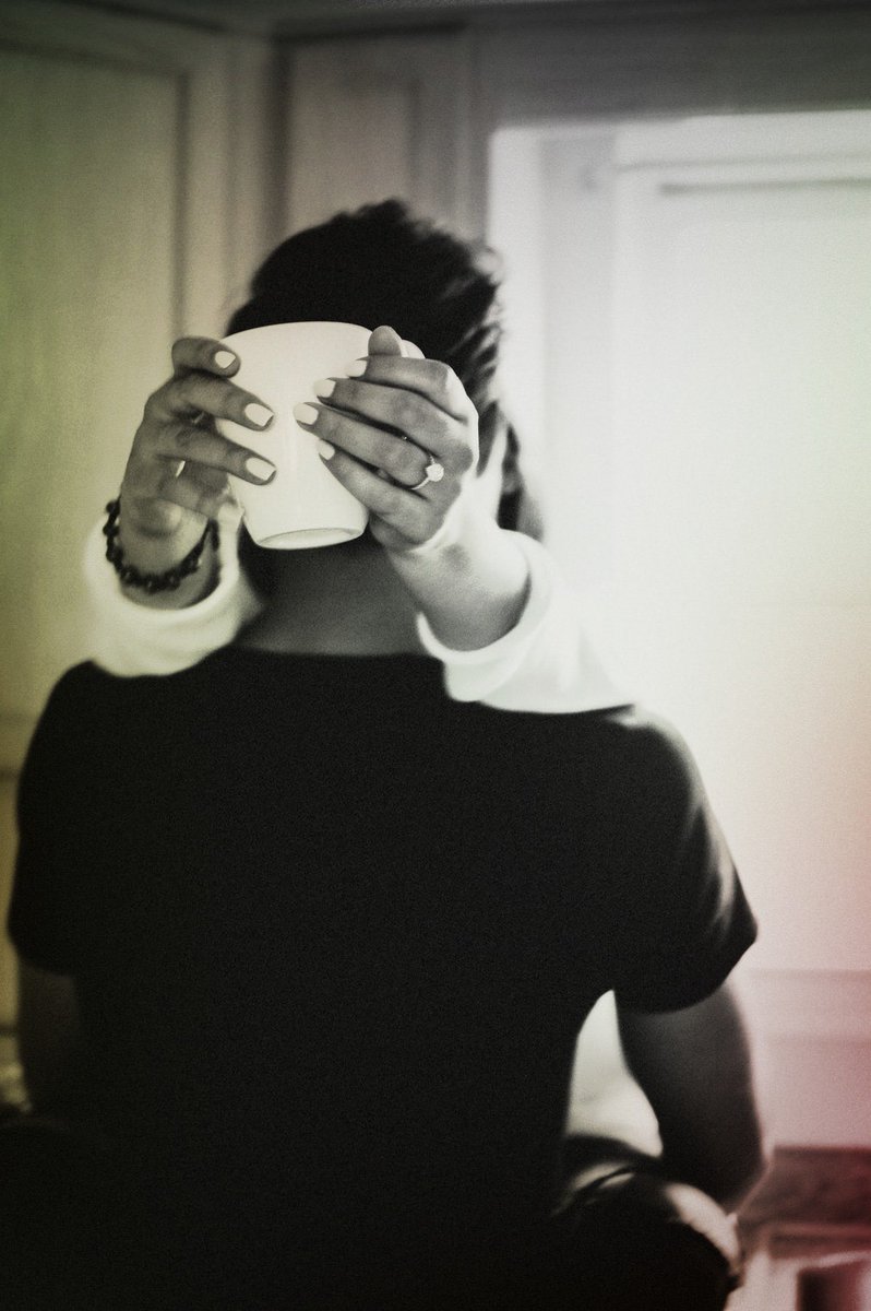 Sién­teme en el café 
fresco de la mañana,
en el vapor tibio que sube lento
como un suspiro 
recién despertado.

Sién­teme en la primera caricia,
esa que no busca nada
y lo dice todo,
cuando la piel todavía cree
que el día puede ser puro….