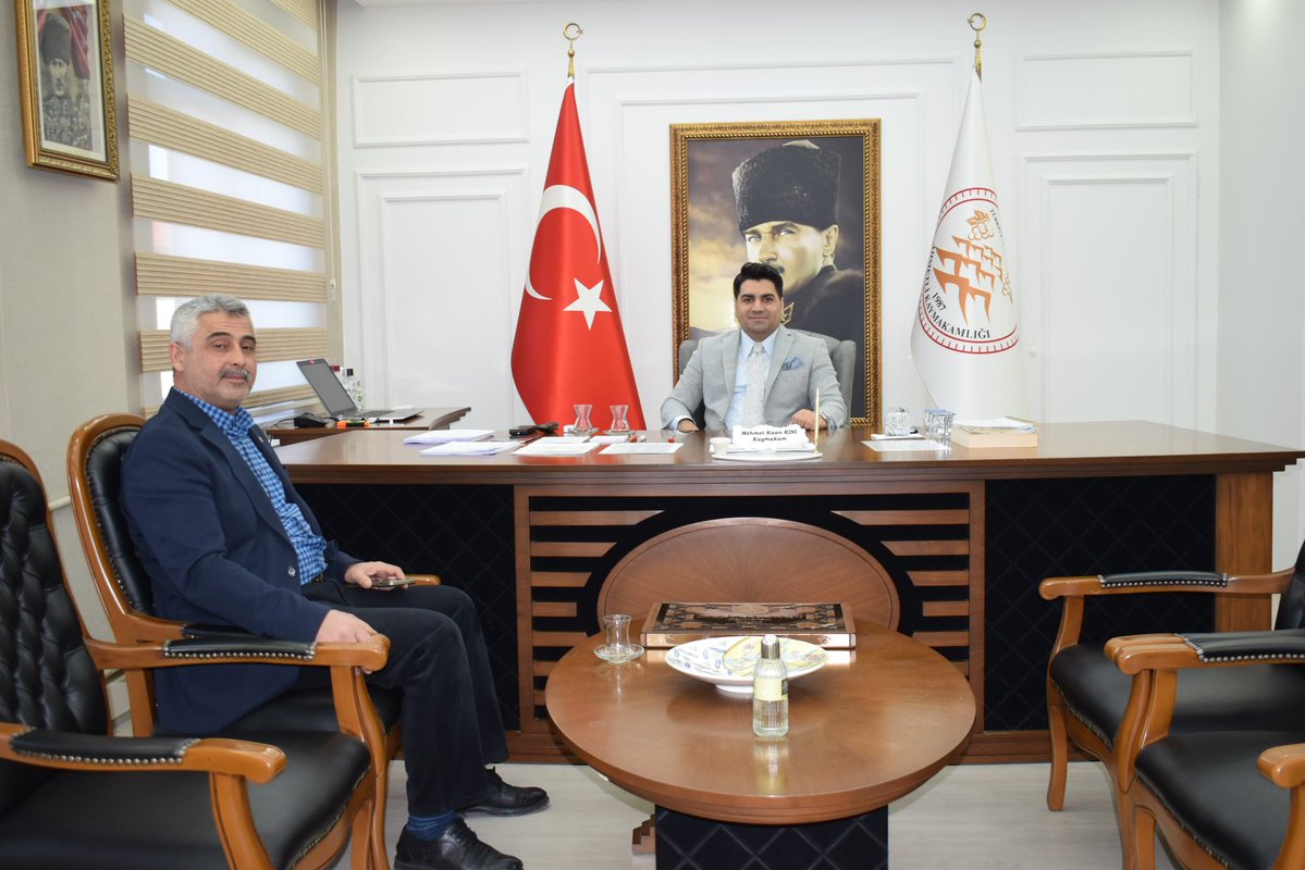 Kaymakamımız Sayın Mehmet Kaan KİNİ, AK Parti Ahmetli İlçe Başkanı Fatih ALP’i makamında kabul etti. Nazik ziyaretlerinden dolayı kendilerine teşekkür ederiz.