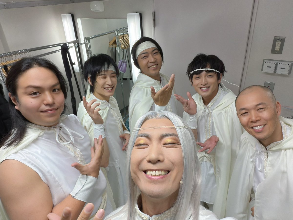 #舞台トウリビ
無事に初日の幕が開きました！

ご一緒してくださったお客様
ありがとうございます

様々な生き様と正義が交錯する本作
何か響く言葉があったなら嬉しいです

ところで…君もノアにならないか？
希望の塔への入信待ってます👼

頼もしい皆と↓