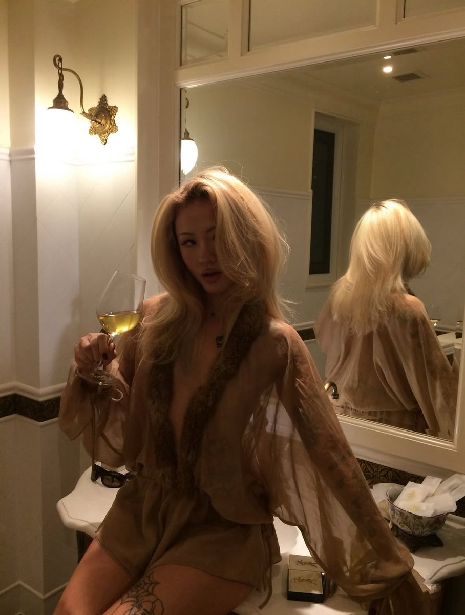 aellamazon's tweet image. ~&amp;gt; Bảo gái xinh như em lại thức khuya thế nhỉ?