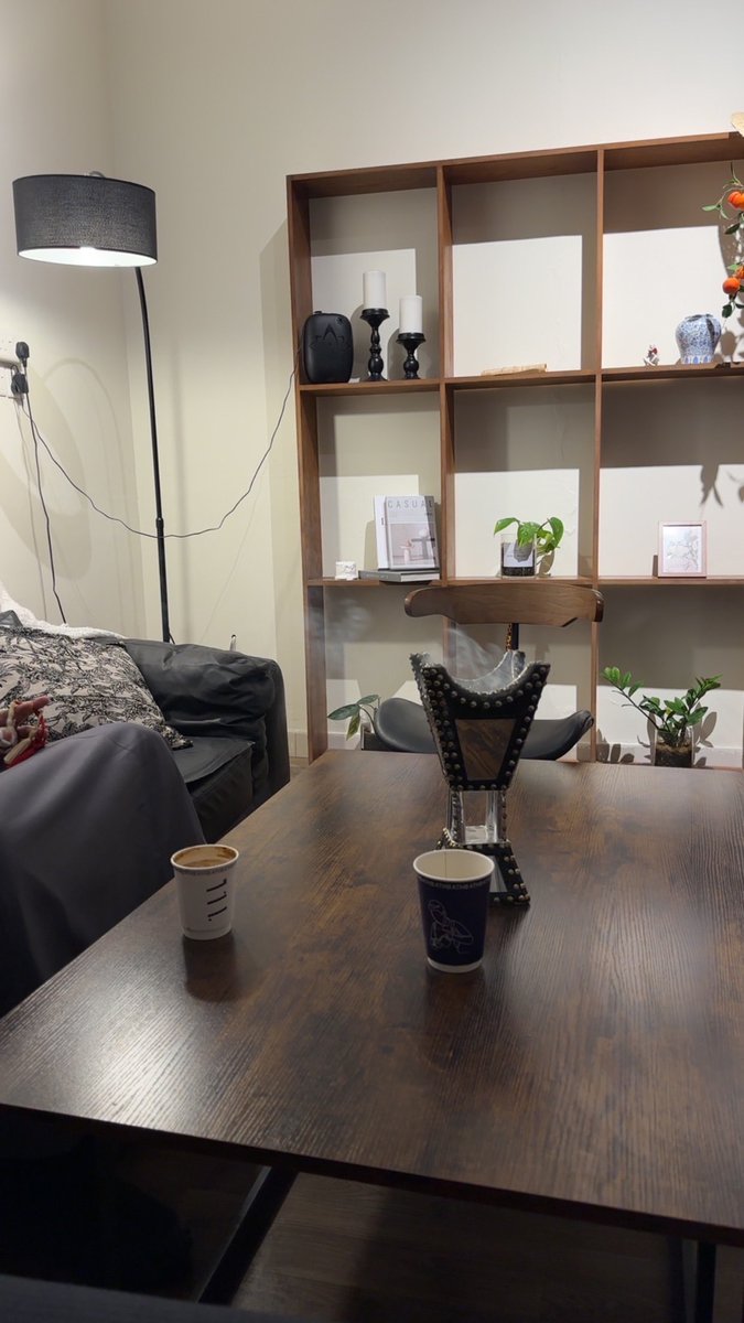 _9ui_'s tweet image. ياريحة العود والكادي ونبت الزهر
یا منبع الطيب كله يالجناب النزيه