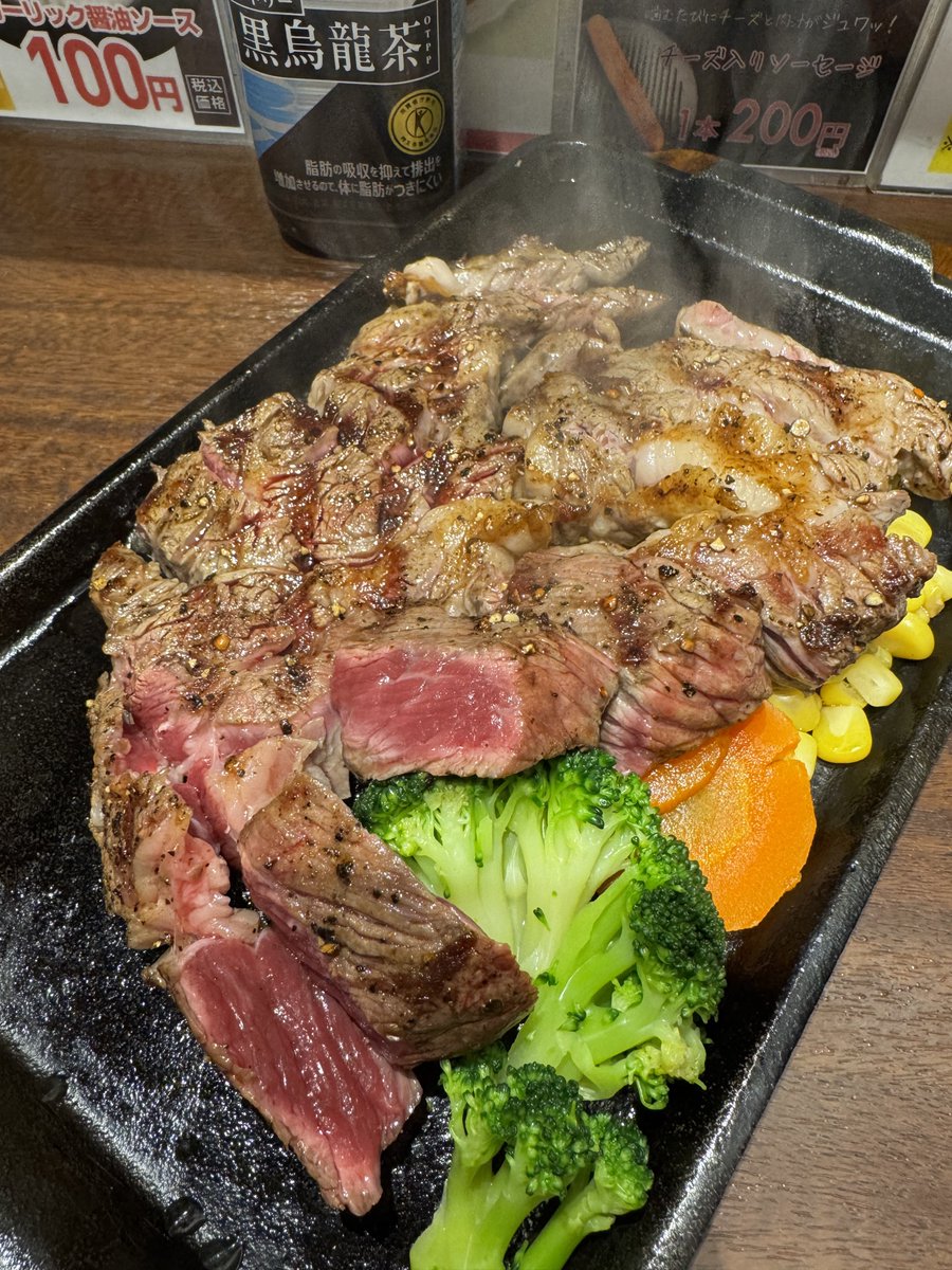 naoroad's tweet image. 仕事が終わった後の帰りに、chocoZAPで筋トレ💪

先日のハーフマラソンで、筋肉鍛えられた感じで、いつもより重量を増やして筋トレできた気がする💪

その後、夕食はいきなりステーキで、赤身肩ロースステーキ300g😋